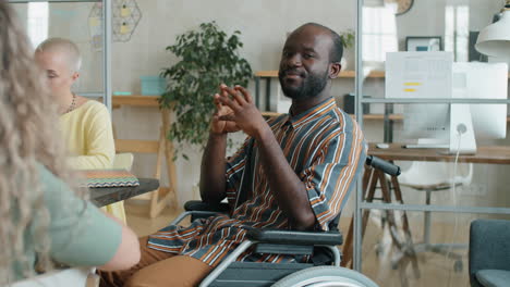 Positiver-Afroamerikanischer-Geschäftsmann-Im-Rollstuhl-Posiert-Im-Büro-Für-Die-Kamera